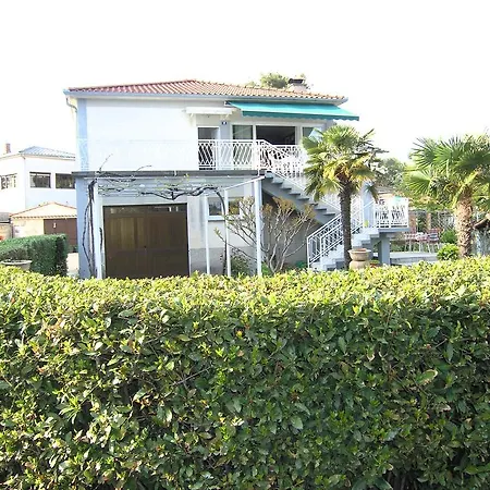 Leo Apartment