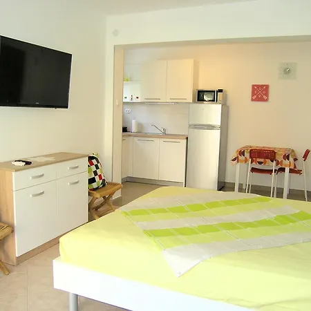 Leo Apartment